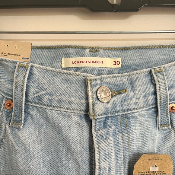 Levi's Woman's Low Pro Straight Leg Distressed Denim Jeans NWT Size 30 - Picture 3 of 6